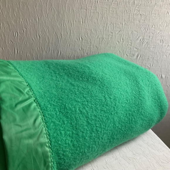 Wool Blanket Green Old Mill Glen Laine by Bainton 100% Wool Blanket Satin Trim - Picture 10 of 13